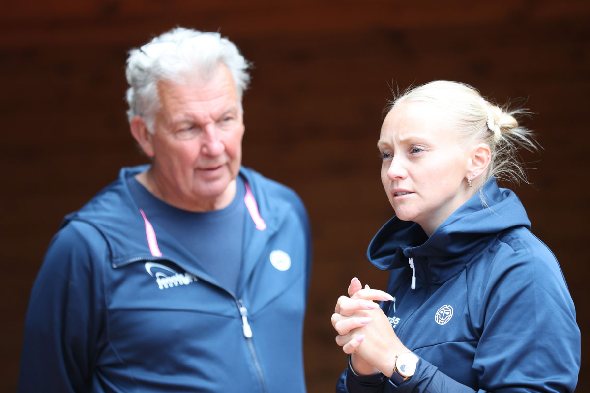 Besprechung-mit-Mannschaftsführerin-Jil